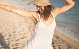 Maximize CoolSculpting results walking on the beach